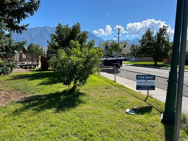 Building Photo - Berneau Orem Duplex