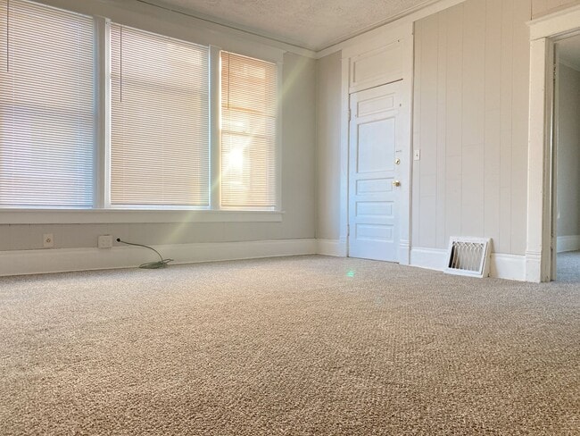 Building Photo - Updated 4 bed 2 bath house right in the heart of Benson.