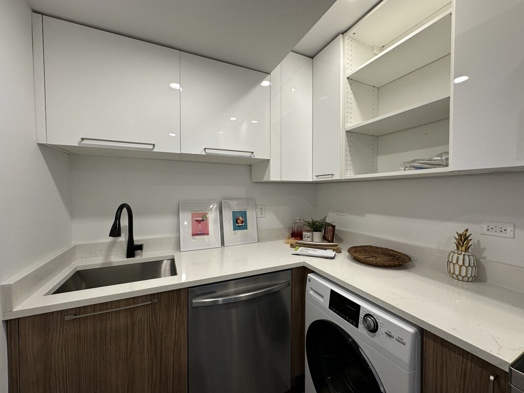 Building Photo - 941 W Carmen Ave