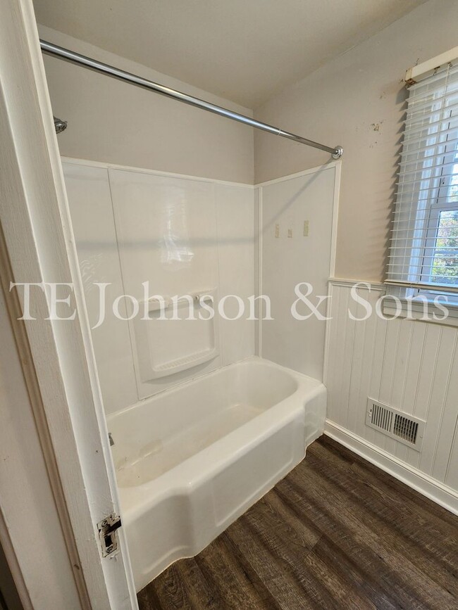 Building Photo - Charming Upstairs Duplex Near Downtown Win...