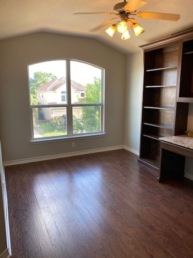Building Photo - Rental in the Villas!
