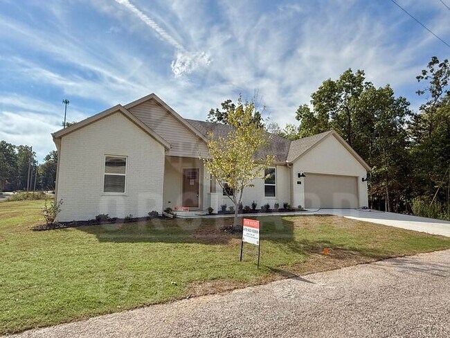 Building Photo - Bella Vista Single-Family Home- 3 Bed/ 2 B...