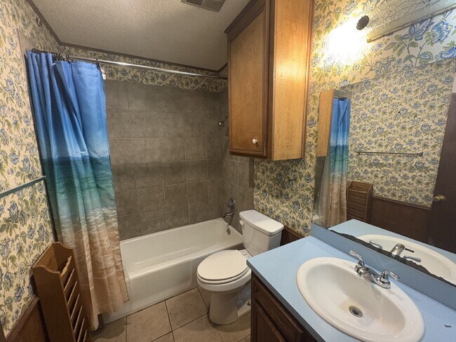 Building Photo - Move In Special For This Warm & Spacious L...