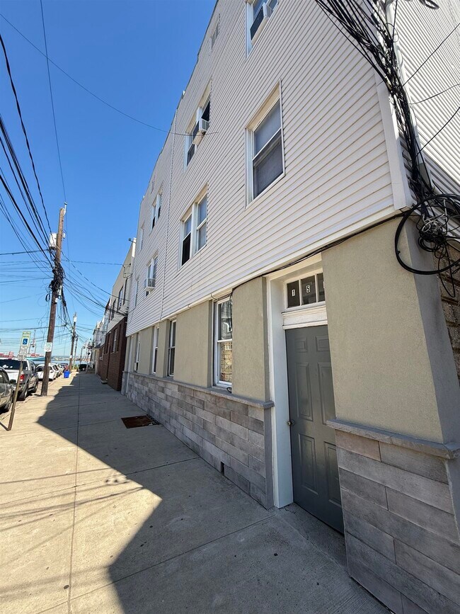 Building Photo - 153 W 20th St
