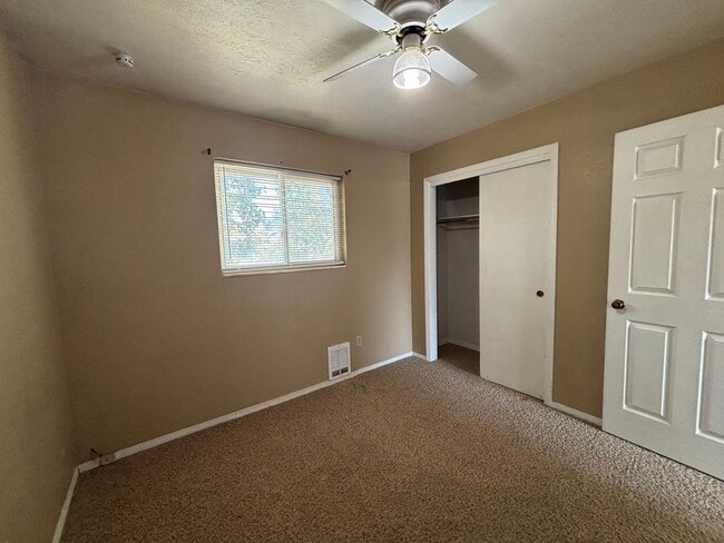Building Photo - Single Family Home with Garage, pets welco...