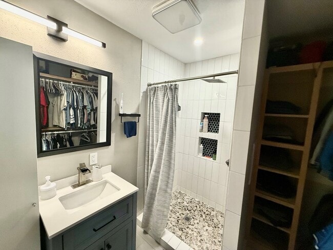 Building Photo - 200 Santa Rita Dr