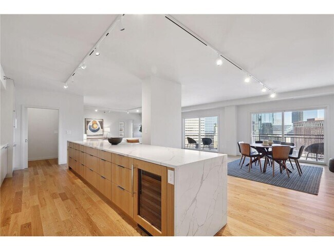 Building Photo - 1225 La Salle Ave