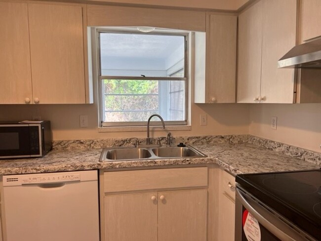 Building Photo - Venice, FL 2BR/2BA/1CG IN VENICE EAST