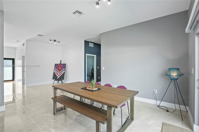 Building Photo - 808 NW 5th Terrace