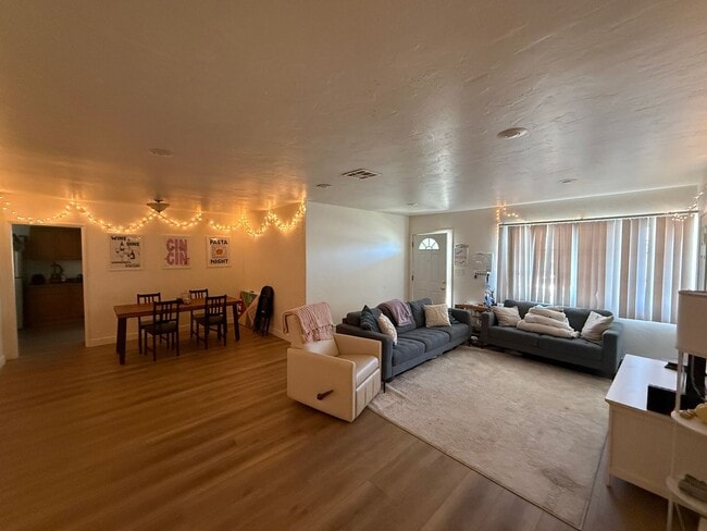 Building Photo - 5BD 3 BA with a Great Yard!