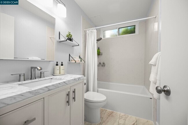 Building Photo - 2560 Walnut Blvd