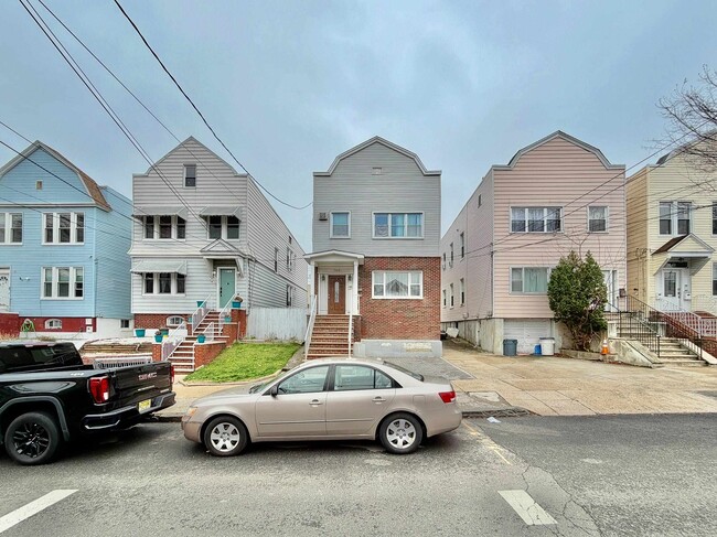 Building Photo - 264 Columbia Ave