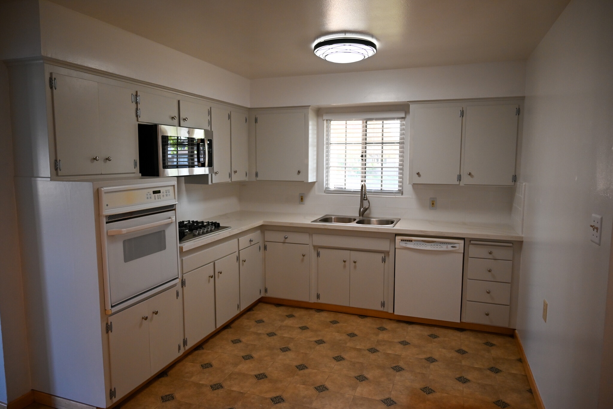 Kitchen - 881 W Rialto Ave