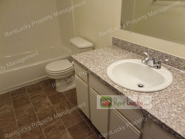 Building Photo - Super-Cute 2 Bedroom, 2 Bath Duplex in Unbeatable Location in Bellevue!!