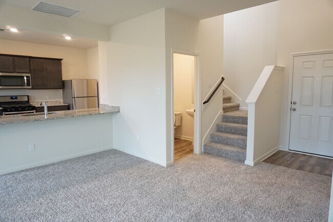 Building Photo - Modern 4 Bedroom Home in Windmill Farms with Community Pools and Trails