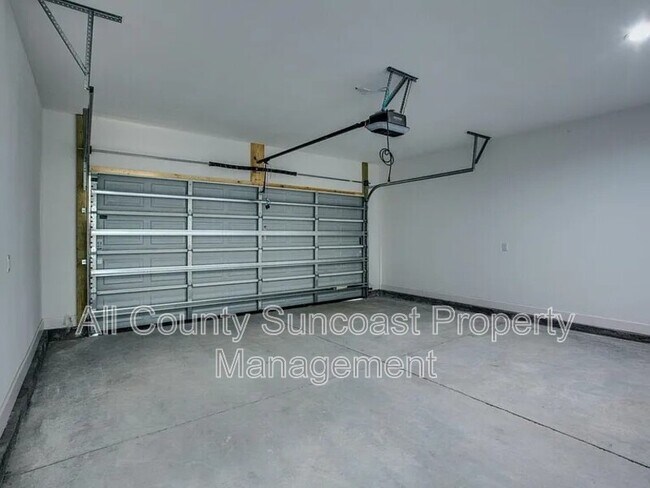 Building Photo - 300 Bowman St
