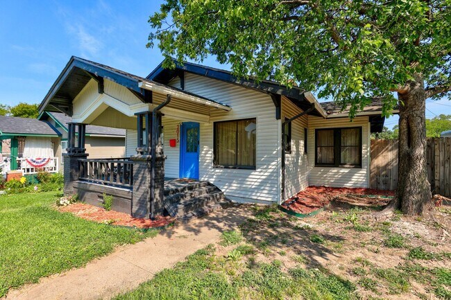 Building Photo - Relax, Unpack & Stay Awhile! Your Fully Furnished Owen Park Retreat Awaits!