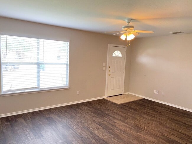 Building Photo - New Braunfels 3 Bedroom Single Story Duplex Available NOW!