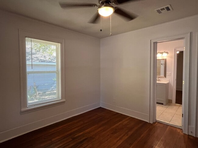 Building Photo - 2 bedroom House with Bonus Room and Fenced Yard