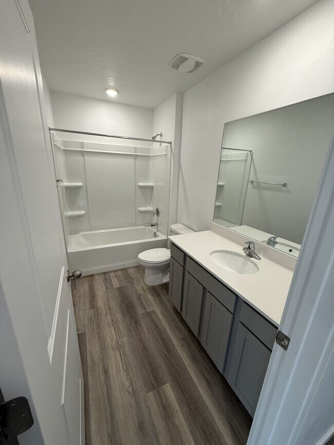 Building Photo - Charming Townhome in Provo, UT  $500 gift card if rented before Valentines day