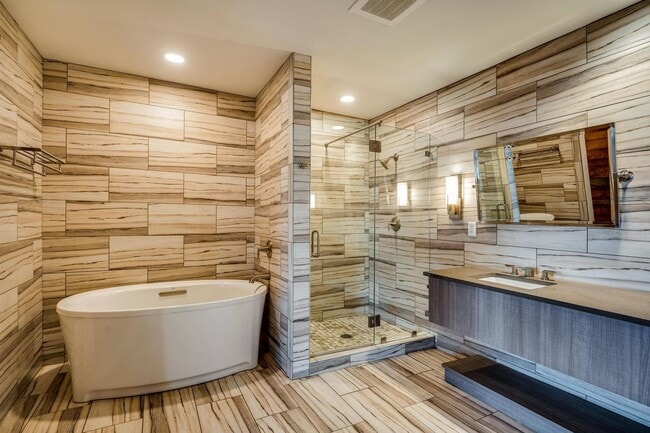 Building Photo - LUXURY   CONDOS IN THE HEART OF ALAMO CITY