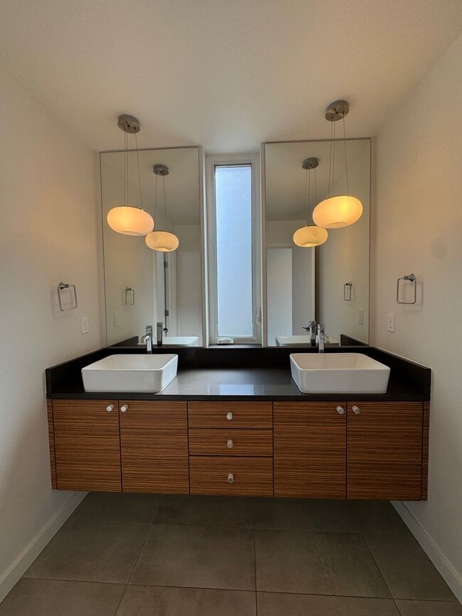 Building Photo - Modern 2 bed 2 bath townhome in Eastlake with panoramic view of Lake Union