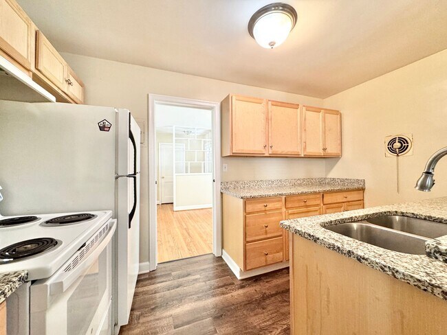 Building Photo - 3808 Parkwood Dr