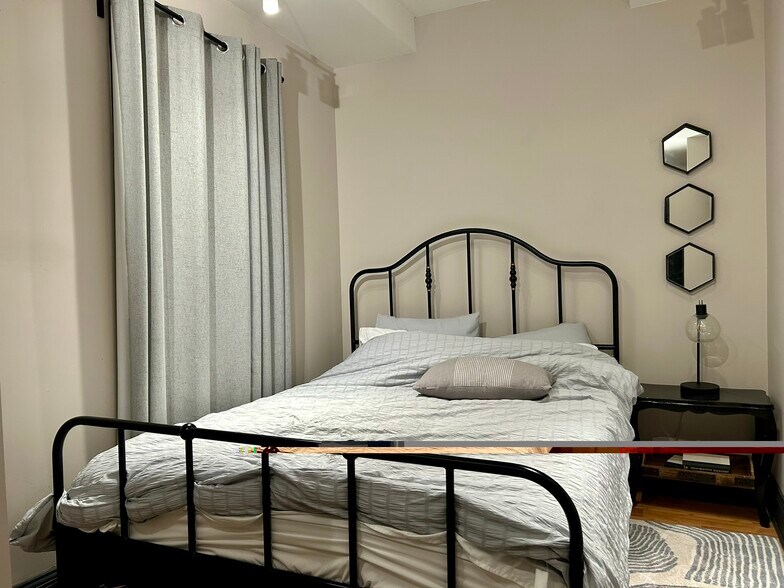 Building Photo - 225 E King St