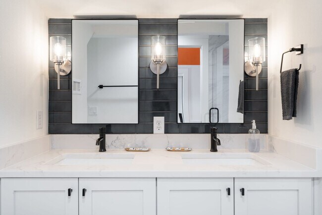 Building Photo - 2415 E 10th St