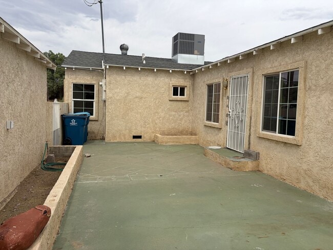 Building Photo - Charming and spacious Needles home