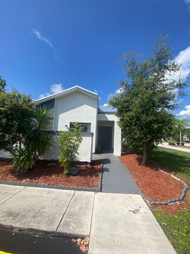273 SW Sterret Cir 273 SW Sterret Cir Port Saint Lucie FL 34953