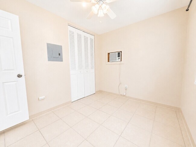 Building Photo - Convenient Downtown Living in a Bright and Comfortable 1-Bedroom Studi