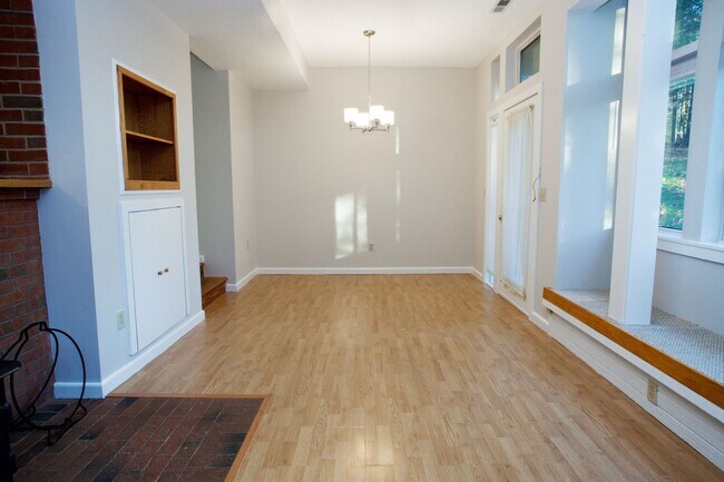 Building Photo - Stratton Forest Condo