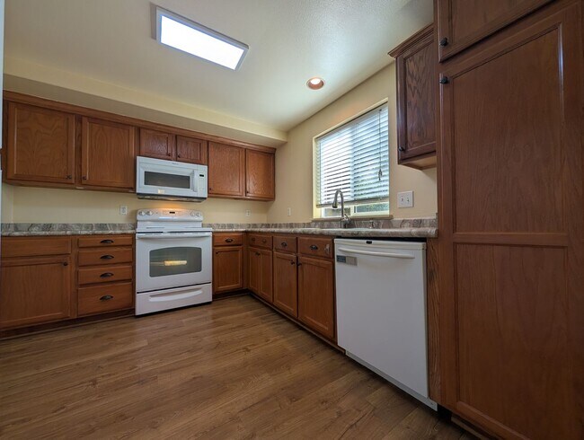 Building Photo - Spacious 3-Bedroom, 2.5-Bath Townhouse Near Churchill In Eugene!