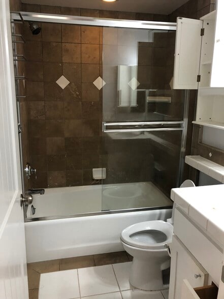 Master Bath - 121 31st Pl