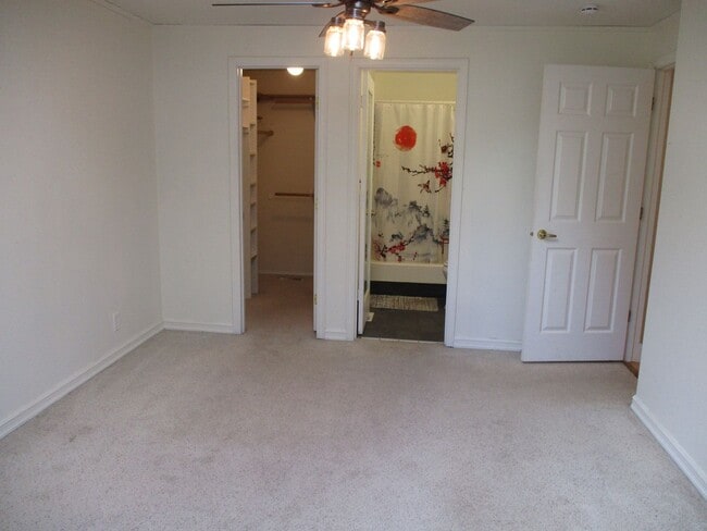 Building Photo - Charming Rambler in Lake Minterwood with P...