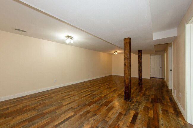 Building Photo - 407 E 5th St