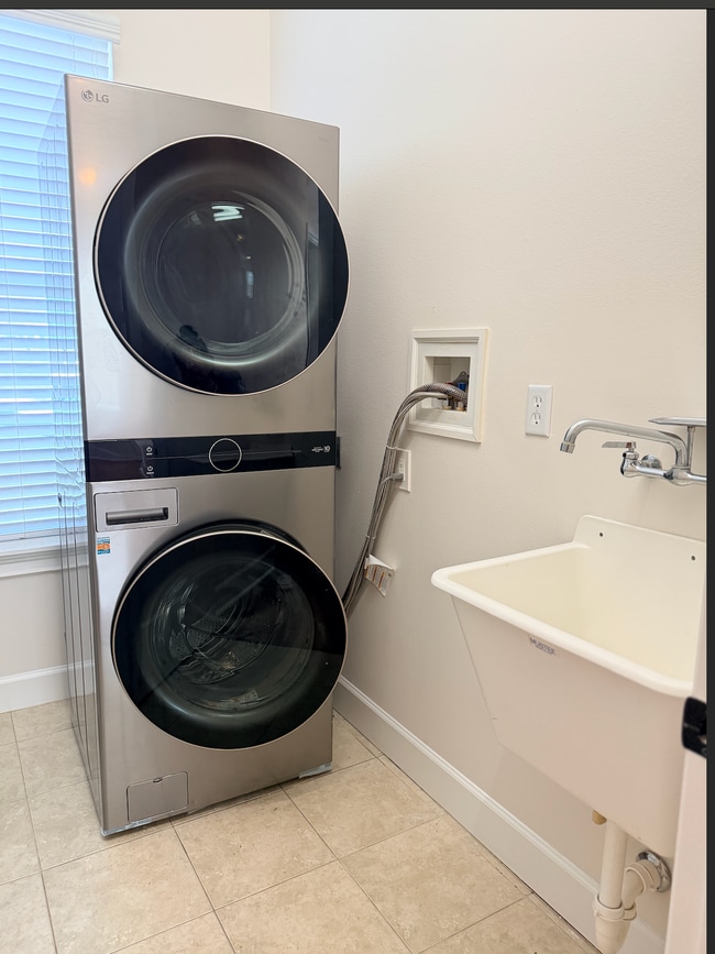 Building Photo - 3006 W Heiter St