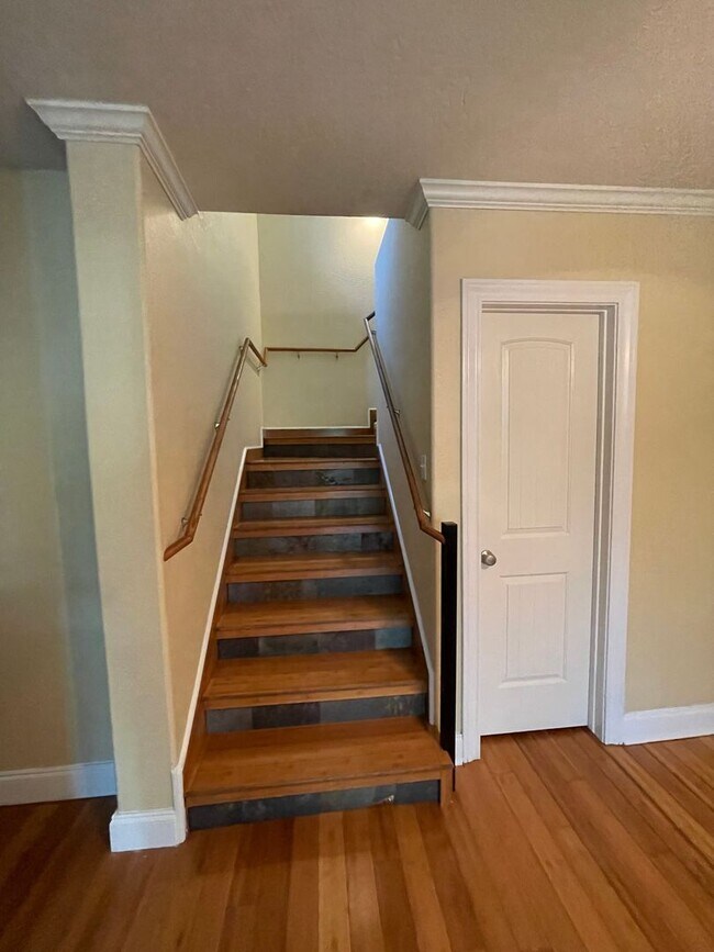 Building Photo - 7bed/6.5bath + 3 car garage and carport