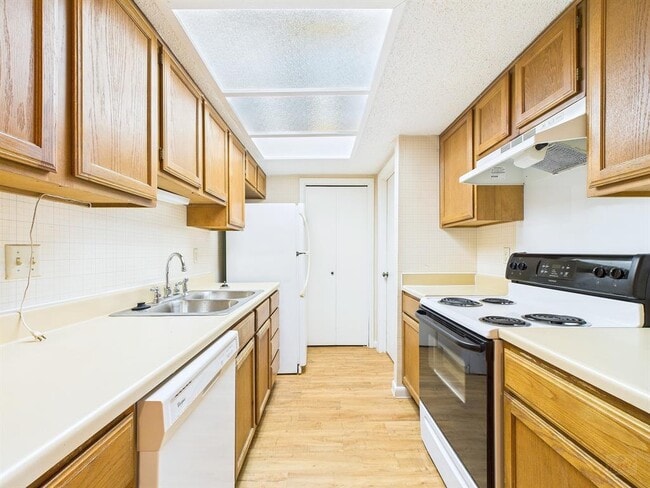 Building Photo - 8502 Lyndon Ln