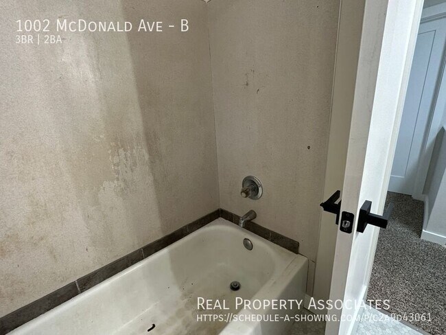 Building Photo - 1002 McDonald Ave