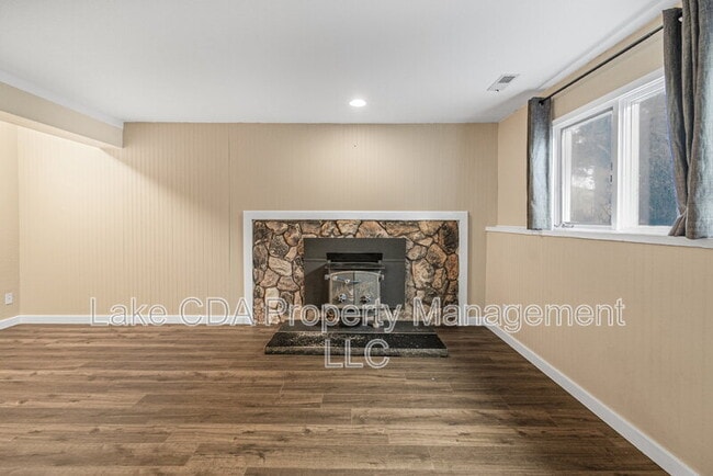 Building Photo - 1525 E Woodland Dr