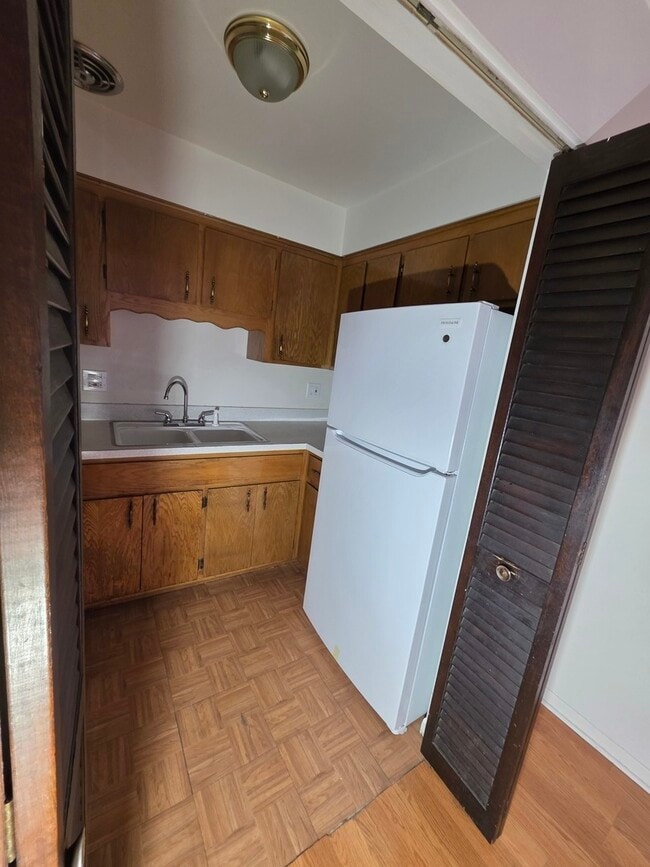 Building Photo - 336 Lathrop Ave