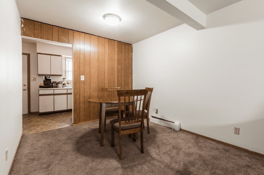 Building Photo - 826 W Hillcrest Dr