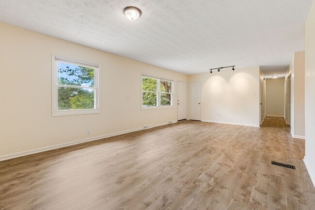Building Photo - Lovely, Remodeled 3-Bedroom Home in West Asheville with Fenced-In Yard (6 or 12 Month Lease Options)
