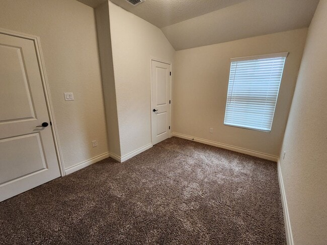 Building Photo - 1 MONTH FREE RENT/ 3/2.5/1.5 Fourplex Clos...