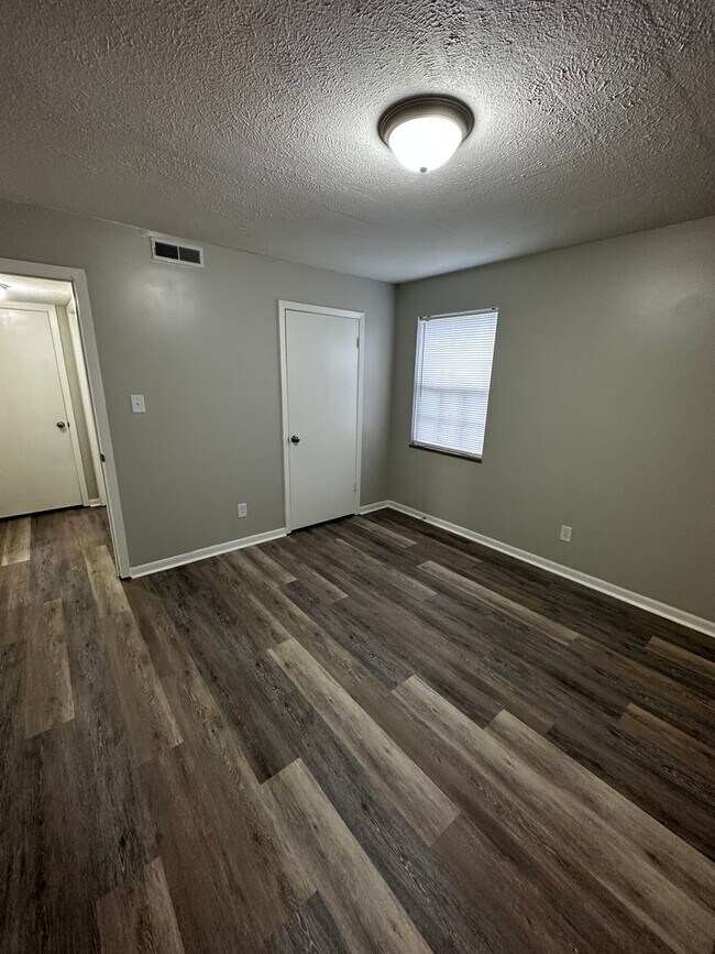 Building Photo - Newly Renovated 1 Bedroom, available Mid A...