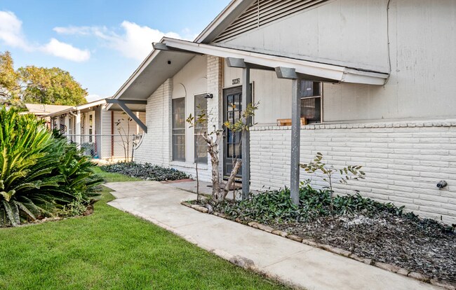 Building Photo - spacious 4-bedroom, 2-bath home