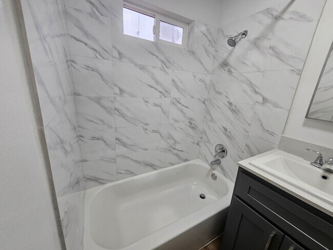 Building Photo - 931 N Screenland Dr