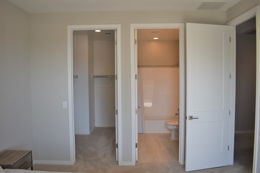 Bedroom 2 WIC Full Bathroom - 901 S Smith Rd